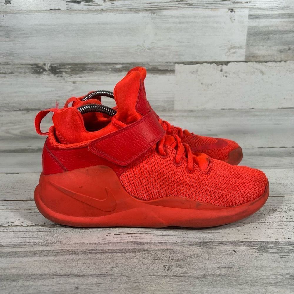 Nike Womens Kwazi Action Athletic Shoes Red Sneakers Size 8.5
